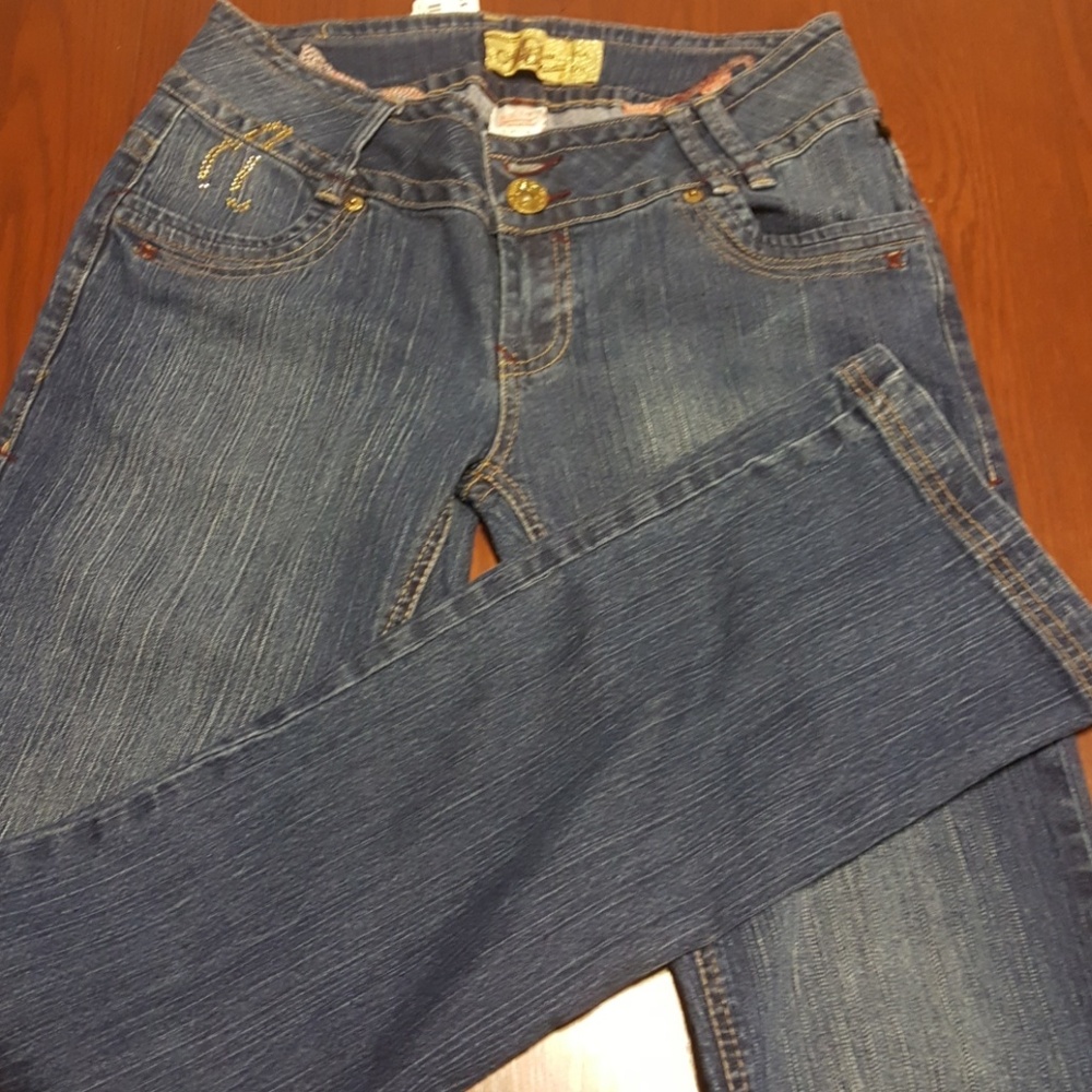 Mecca Femme jeans...NWOT 7/8 button gone